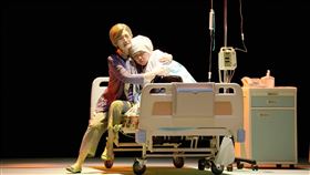 王琄（右）與譚艾珍一場溫暖厚實的兩人緊抱，成為觀眾感動落淚的重要畫面。（圖／綠光劇團提供）