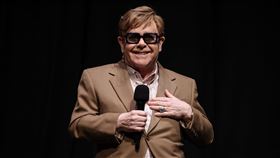 艾爾頓強10月出席紀錄片《艾爾頓強：Never Too Late》的影展放映時，看起來依然相當健康。（圖／Disney+提供）