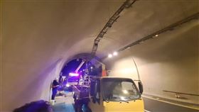 台62瑪陵隧道2日深夜，燈具突然墜地，嚇壞用路人。