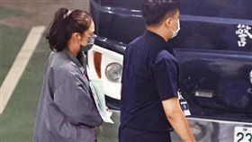 應曉薇被收押在北所練道家修仙術，她自稱已過世的氣功大師二度穿著紅色道袍且面帶微笑到監獄看她。