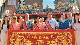 劉和然、李四川愈來愈少同框合影，傳出李刻意迴避同台，避免模糊市政焦點。（翻攝板橋接雲寺臉書）