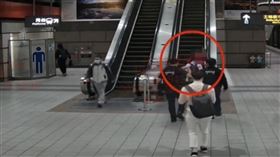 醉翁搭捷運手扶梯「整個人往後倒」驚險瞬間曝光！捷警1舉動超霸氣。（圖／翻攝畫面）