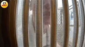林男經常會狂敲大門擾鄰，大聲咆嘯不雅字眼，住戶不堪其擾安裝監視器保障自身安全。（圖／CTWANT）