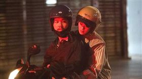 劉語晴熟練坐上小B的後座，一路將手放在男方腰間，一切都很自然。（圖／本刊攝影組）