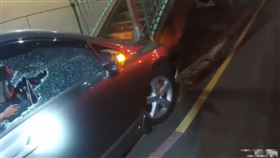 警方見吳男毫無反應便立即破窗，將其帶下車。（圖／警方提供）