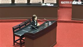 韓國瑜請議事人員拿水給王秀紅。（圖／記者詹宜庭攝影）