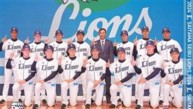 ▲林冠臣（前排右2）在西武獅新秀中體型突出。（圖／翻攝自西武獅IG）