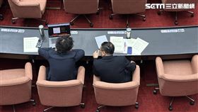 王義川（右）、沈伯洋（左）旁聽立委審查第十四屆考試委員被提名人王秀紅人事同意案。（圖／記者詹宜庭攝影）