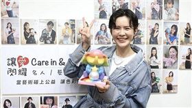 蔚葒縈日前帶著自己的創作品出席公益活動。（圖／侯世駿攝）