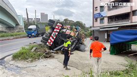 汐止水泥車翻覆。（圖／記者李育道攝影）