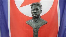 中國人像藝術師為金正恩塑像人像藝術師王老闆為各國領袖雕塑，他說因為是藝術品，要展現出氣質，至於現實裡政治人物的作為，留給觀看者去想。圖為他創作的北韓領導人金正恩。中央社記者張淑伶上海攝  109年10月5日