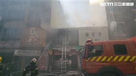 火警地點是在地經營超過60年的草魚湯店，木造建築助長火勢。（圖／翻攝畫面）
