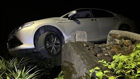 有「飛躍的羚羊」之稱的台灣傳奇運動員紀政（80歲），昨天（2日）晚間開車行經宜蘭員山鄉一處河堤防道時，疑因不熟悉路況，導致車輛偏移車道，車身懸空卡在石墩，紀政一度受困車內，所幸經當地民眾和警方施援，才結束一場虛驚。