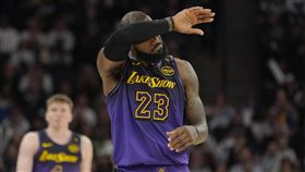 洛杉磯湖人一哥詹姆斯（LeBron James）近況低迷，此役對灰狼僅拿10分，正負值-28全場最低。（圖／美聯社／達志影像）