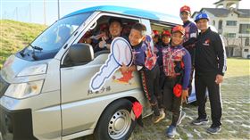 ▲紅葉國小關懷盃硬式少棒奪冠，王勝偉、張進德代表富邦文教基金會送上交通車、250顆練習球。（圖／富邦文教基金會提供）