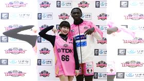 ▲Passion Sisters成員峮峮，受邀前往秋田北部喜悅與阿巴西相見歡。（圖／宏將多利安國際提供）