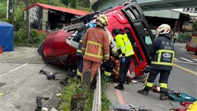 駕駛一度受困，被救出後僅輕傷。（圖／警方提供）