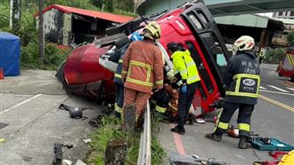 命大！汐止水泥車大翻覆　駕駛受困僅輕傷