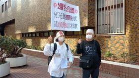 林健豪的母親今前往國泰醫院為其子討回公道，怒喊：「國泰還我一個公道！」並點名該波波醫出面道歉。(圖/林健豪的母親提供
)