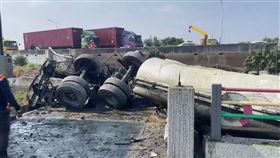 國道1號北向231.2公里雲林西螺路段，今天（3日）上午11時許發生一起死亡事故，一輛化學槽車不明原因衝出車道翻覆邊坡，駕駛彈出車外倒臥在田中，警消人員獲報到場搶救，肇事駕駛送醫時已無呼吸心跳，經急救仍不治。