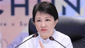 台中市長盧秀燕2日在市議會答詢時指國小老師與學生衝突報警是「不適任老師」，事後臉書粉專遭灌爆。（圖／翻攝自盧秀燕臉書）