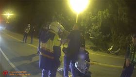 花蓮市今天凌晨發生一起車禍，林姓男子（37歲）駕駛賓士車不慎自撞燈桿，一名黃姓居民外出查看，卻遭林男持摺疊刀追砍，員警見狀上前制止奪刀，右手4指遭劃傷，林男最後被警方壓制逮捕，全案已依公共危險、妨害公務、恐嚇、傷害等4罪移送法辦。