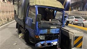 小貨車司機狼狽自撞，現場相當狼狽。（圖／警方提供）