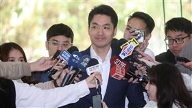 霸凌問卷匿名性引質疑  蔣萬安回應台北市衛生局近期進行職場霸凌問卷調查，但問卷未提醒登出帳號還詢問聯絡方式，遭質疑是為了抓內鬼。市長蔣萬安（中）2日赴議會接受市政總質詢前被媒體堵訪，他對此表示，應該是誤會，表單有設定為不收集個資，即便員工填表單時有登入帳號，收問卷的人也不會知道。中央社記者鄭傑文攝  113年12月2日