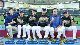 ▲富邦悍將頒發總獎金460萬，給選手張奕、江國豪、戴培峰、教練高國輝，以及防護員、訓練員。（圖／富邦悍將提供）