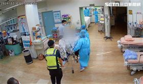 藥柱意外燃燒，造成技師上半身、手臂及臉部燒燙傷緊急送醫。（圖／翻攝畫面）