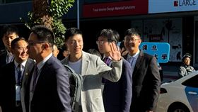 馬龍參訪中山女高馬英九基金會邀請奧運桌球6金選手馬龍（揮手者）、奧運射擊金牌楊倩等人訪台，他們27日下午參訪台北市中山女高。中央社記者王承中攝  113年11月27日