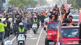 ▲12強台灣英雄在台南遊行，陳傑憲揮舞國旗。（圖／統一獅提供）