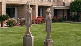 一位8歲男童遭飯店的雕像砸到頭，送醫不治。圖為飯店中的眾多雕像之一。（圖／翻攝自Arizona Biltmore官網）
