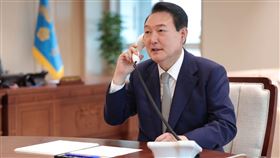 尹錫悅發表緊急談話，宣布實施緊急戒嚴令。（圖／翻攝自윤석열）
https://www.facebook.com/sukyeol.yoon/photos