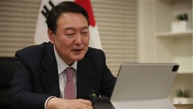 南韓總統尹錫悅3日晚間發表緊急談話，宣布緊急戒嚴。（圖／翻攝自윤석열）https://www.facebook.com/sukyeol.yoon/photos