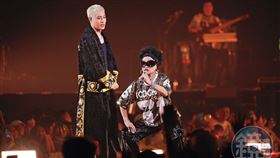 周湯豪攜手媽媽比莉重返台北小巨蛋演唱，卻爆出不讓工作人員吃慶功宴，讓母子倆被嚴詞批評。