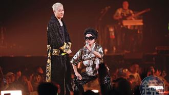 周湯豪母子摳門慶功　拒工作人員入場招怨