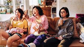 比莉（中）近年已半退休，2022年難得出演戲劇女主角，和賈靜雯（右）、柯佳嬿（左）演出《媽，別鬧了！》。