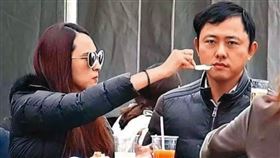 紀曉波（右）與吳佩慈（左）曾被拍到約會畫面，紀曉波近年財務頻傳狀況，4年前被踢爆積欠港幣1億元（約新台幣4億2千萬元），旗下博華太平洋公司1年慘賠3.67億美元（約新台幣120億元）。（翻攝自搜狐網）

