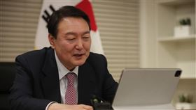 南韓總統尹錫悅3日晚間發表緊急談話，宣布緊急戒嚴。（圖／翻攝自윤석열）https://www.facebook.com/sukyeol.yoon/photos