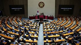 尹錫悅突宣布緊急戒嚴令後，國會以190人出席、190人贊成通過「要求解除戒嚴的決議」。（圖／達志／路透社）