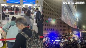 今(4)日一早小港機場擠滿出國人潮，人龍盡頭還得過彎，與韓國抗爭兩樣情。（圖／翻攝畫面）