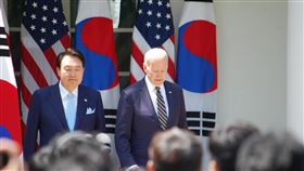 美韓領袖聯合聲明  台海和平穩定不可或缺美國總統拜登（右）與南韓總統尹錫悅（左）發表聯合聲明，重申維護台海和平穩定重要性，認為這是區域安全與繁榮不可或缺的要素。中央社記者江今葉華盛頓攝  112年4月27日