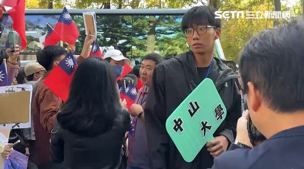 清大生發中華民國國旗給中生團「沒人拿」