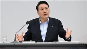 尹錫悅3日晚間突襲宣布緊急戒嚴，但僅約6小時就因國會表決通過宣布解除。（圖／翻攝自윤석열粉專）