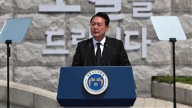 尹錫悅3日晚間一度實施戒嚴，試圖禁止政治活動、審查媒體並封鎖國會不讓反對派議員進入，震驚國際社會。（圖／翻攝自尹錫悅臉書）