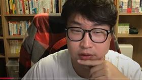 南韓YouTuber《胃酸人》開啟直播指出尹錫悅戒嚴令的疑點，直言「相當奇怪」。（圖／翻攝自「胃酸人 위산맨」YT）