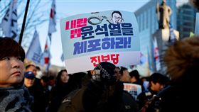 南韓一夜戒嚴又解嚴，人民上街表達不滿。（圖／路透社／達志影像）