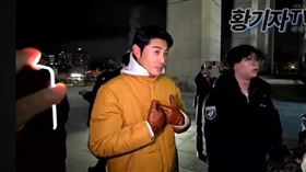 李權勳現身以特種部隊前輩身分勸說在場軍人不要動武。（圖／翻攝Youtube）