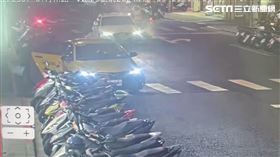 北市曾男與女友吵架後頭撞計程車門，計程車司機傻眼報案。（圖／翻攝畫面）